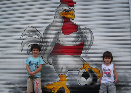 Ramiro y Joaquin, fanas del Gallo como su papa Diego.jpg